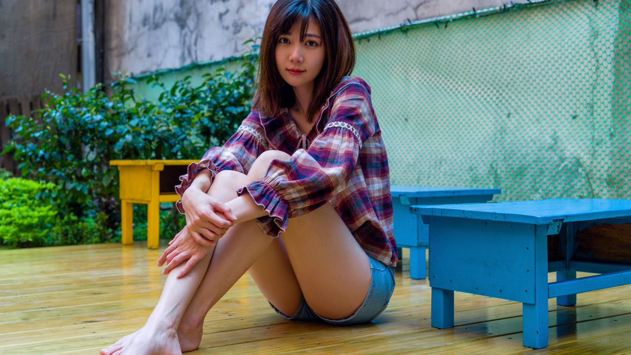 Красивая девушка азиатка в рубашке на полу 