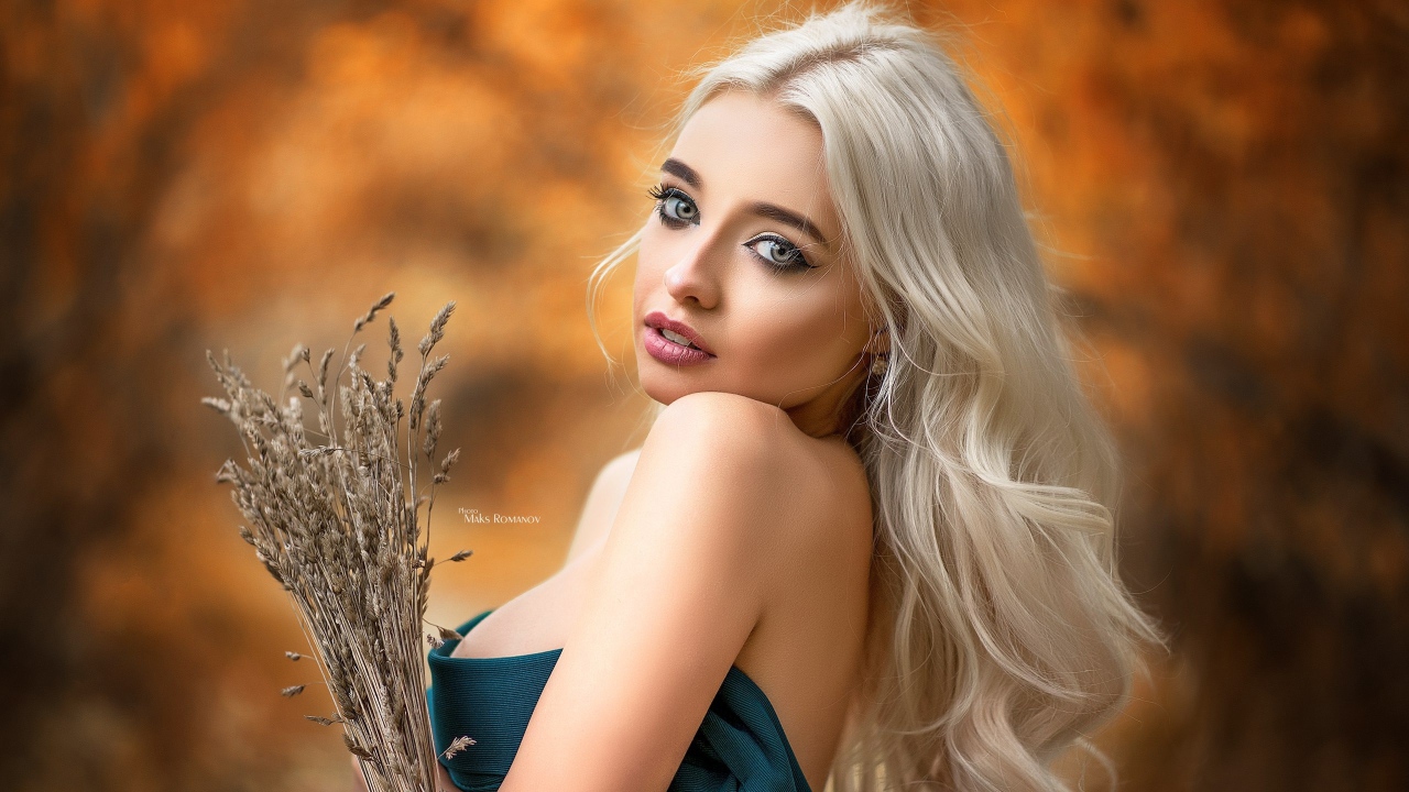 Красивая девушка блондинка с колосьями в руке