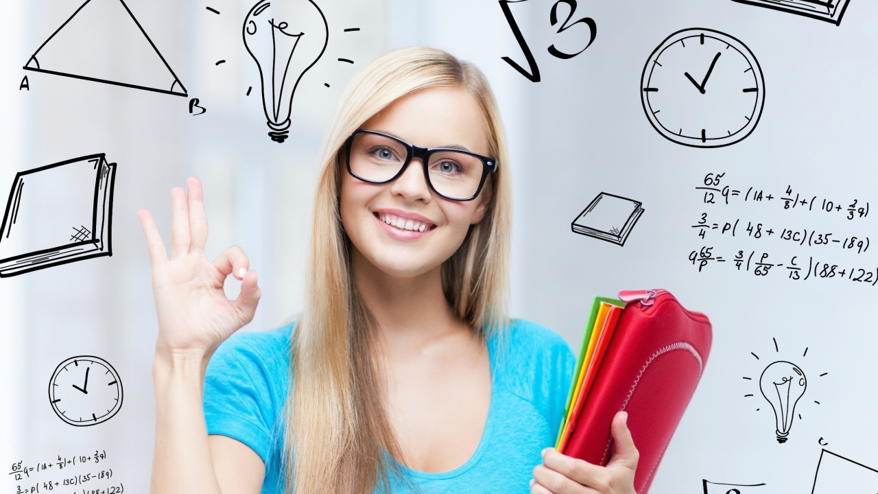 Красивая девушка ученица в очках 