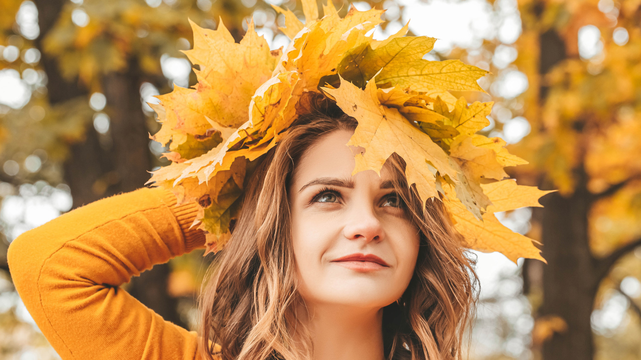 Красивая девушка с венком из листьев на голове