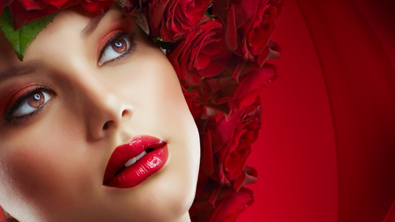 Красивая девушка с венком из роз на голове на красном фоне