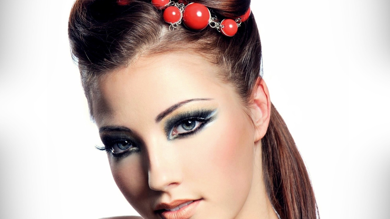 Красивая девушка с украшением в волосах на сером фоне 