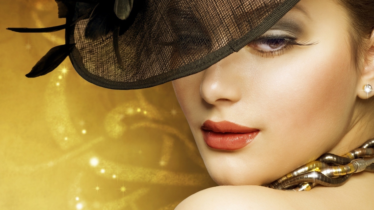 Красивая стильная женщина в черной шляпе 