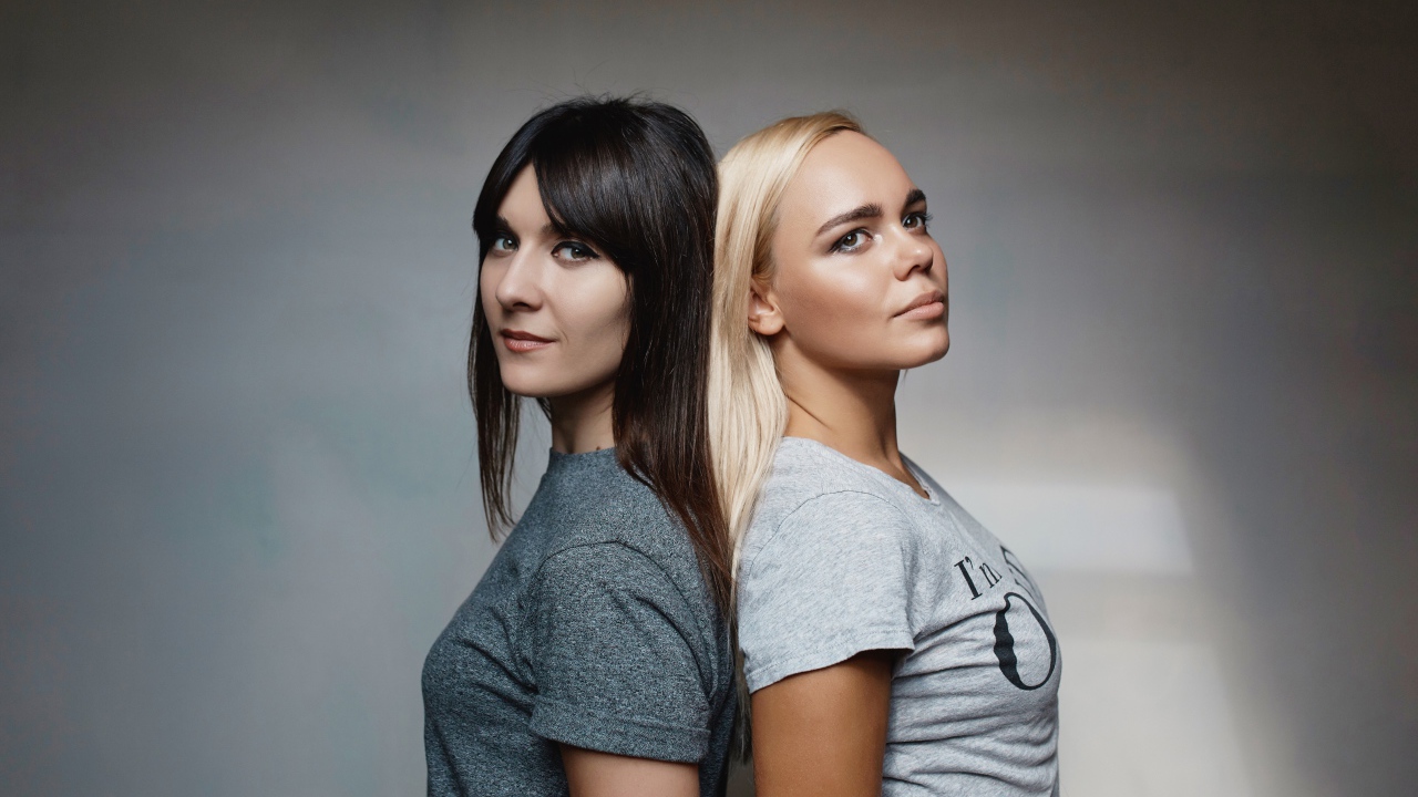 Блондинка и брюнетка на сером фоне
