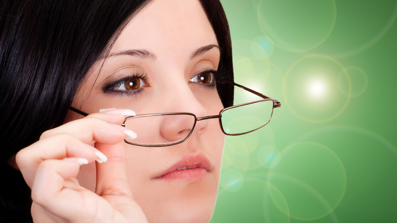 Деловая девушка с карими глазами в очках 