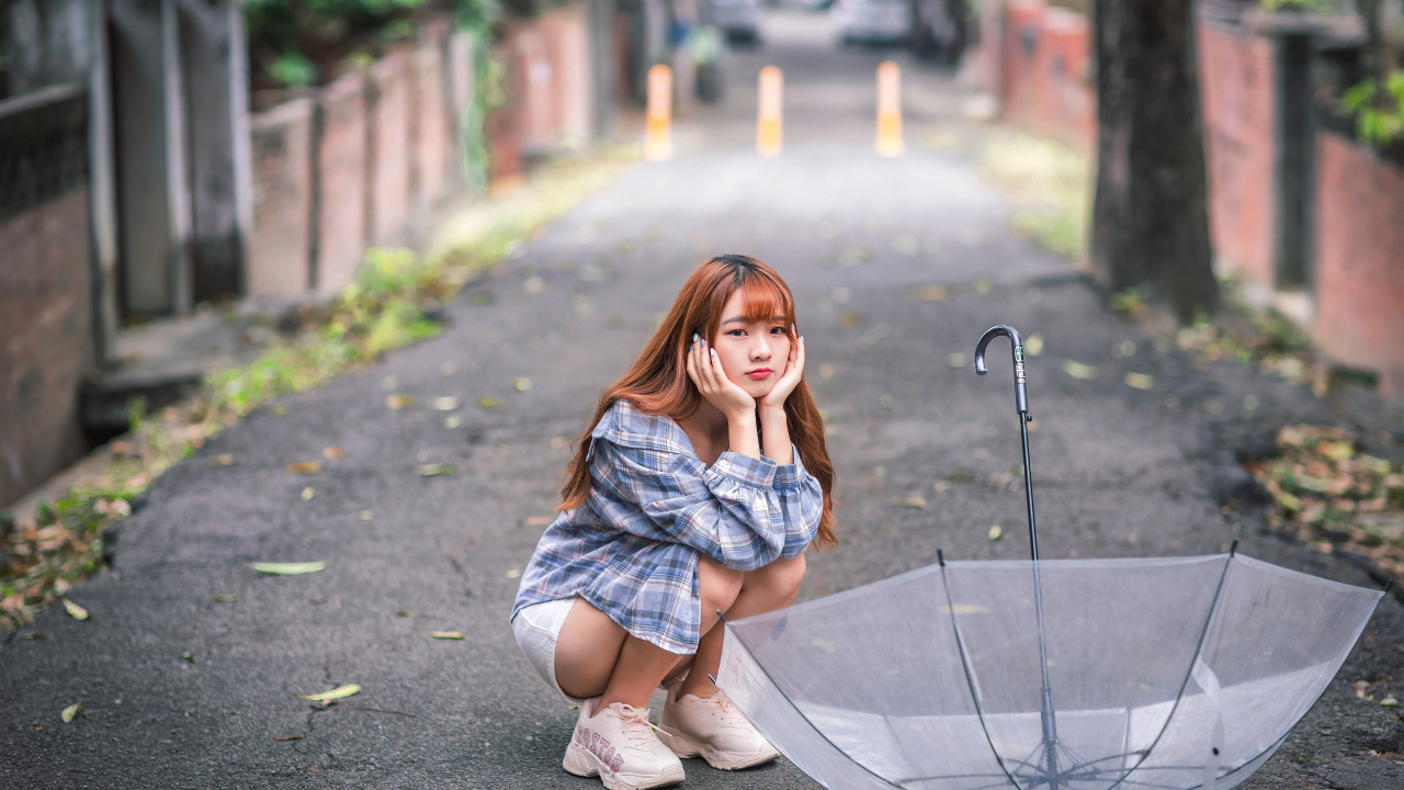 Милая девушка азиатка с прозрачным зонтом