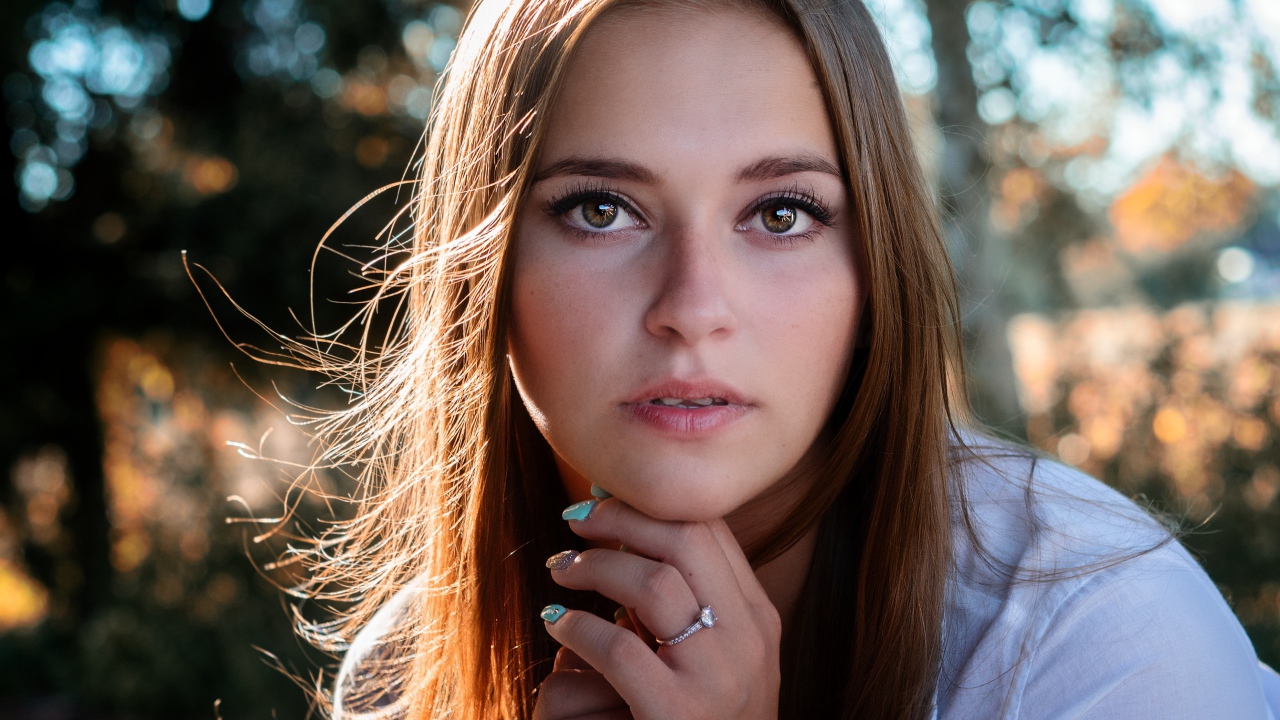 Лицо красивой девушки с большими глазами