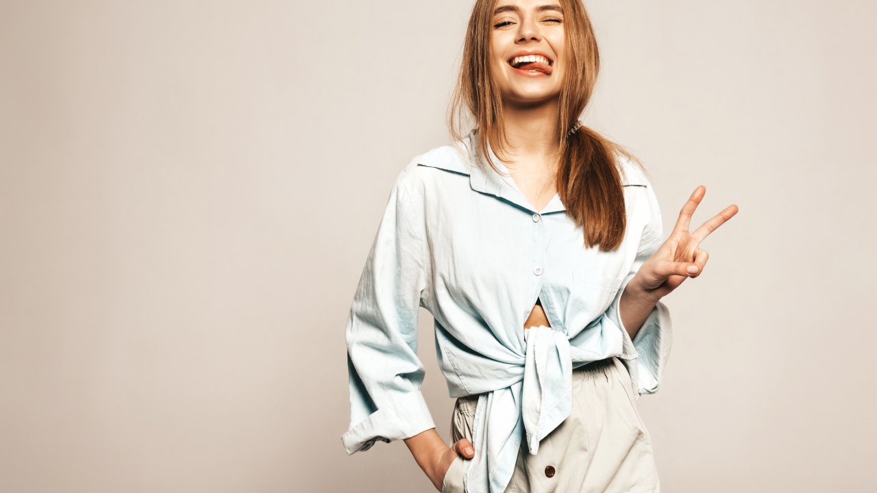 Смешная девушка в рубашке с высунутым языком