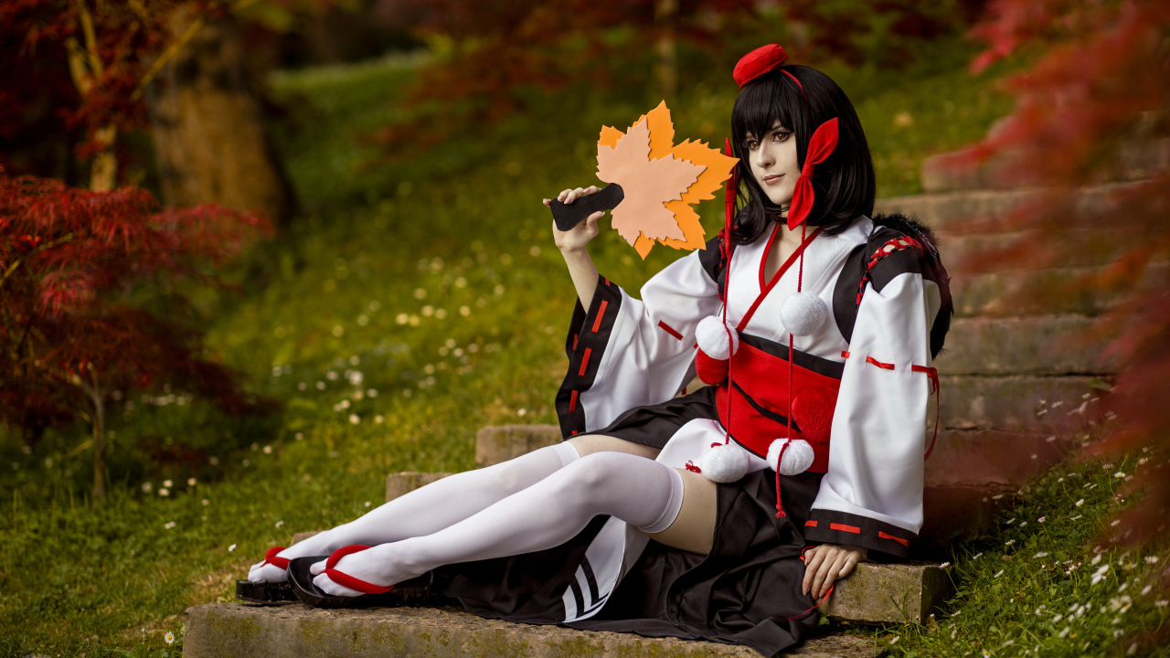 Девушка в костюме сидит на ступеньках косплей