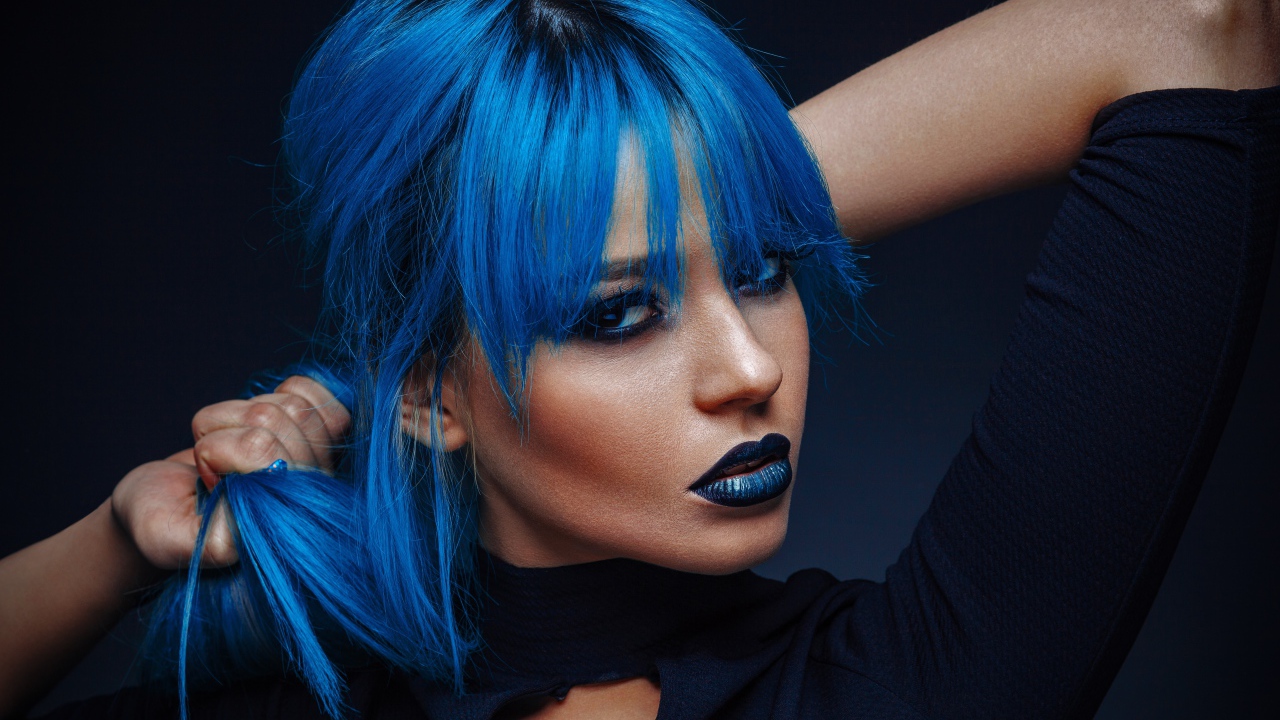 Девушка с синими волосами на черном фоне