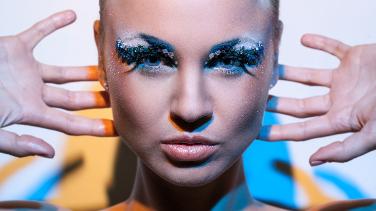 Девушка с голубым макияжем на глазах