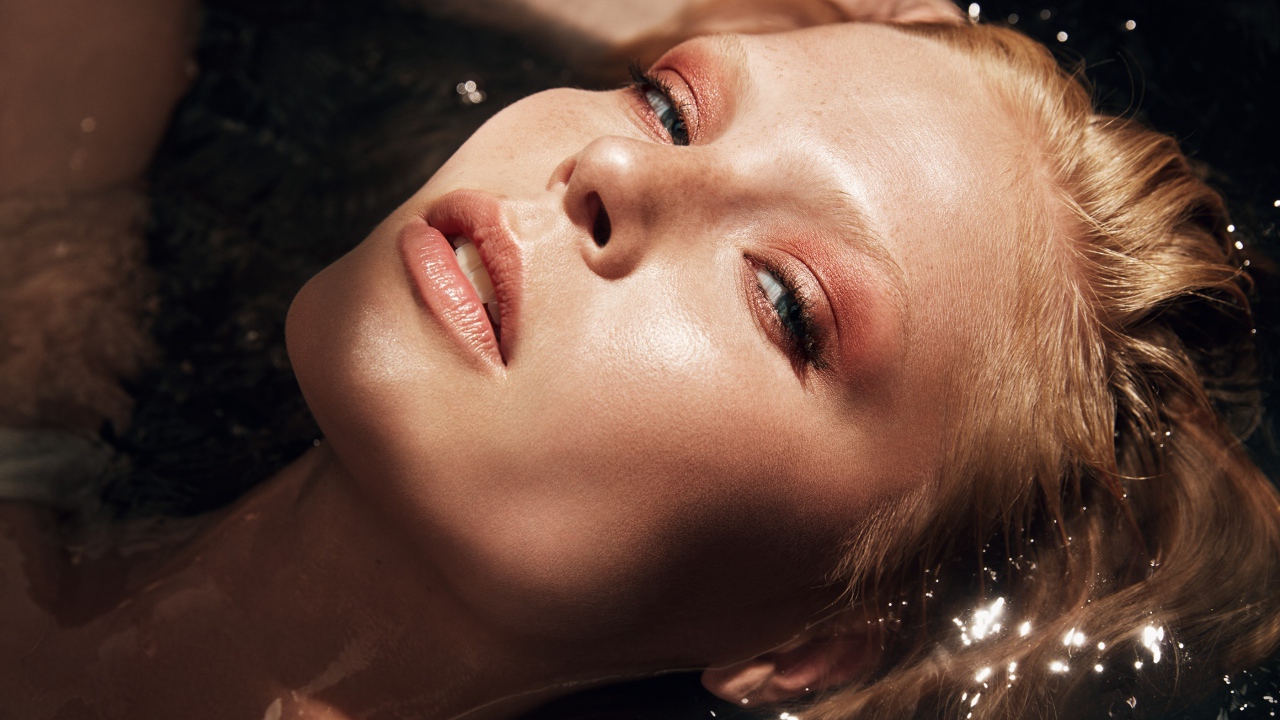 Девушка с нежными макияжем в воде