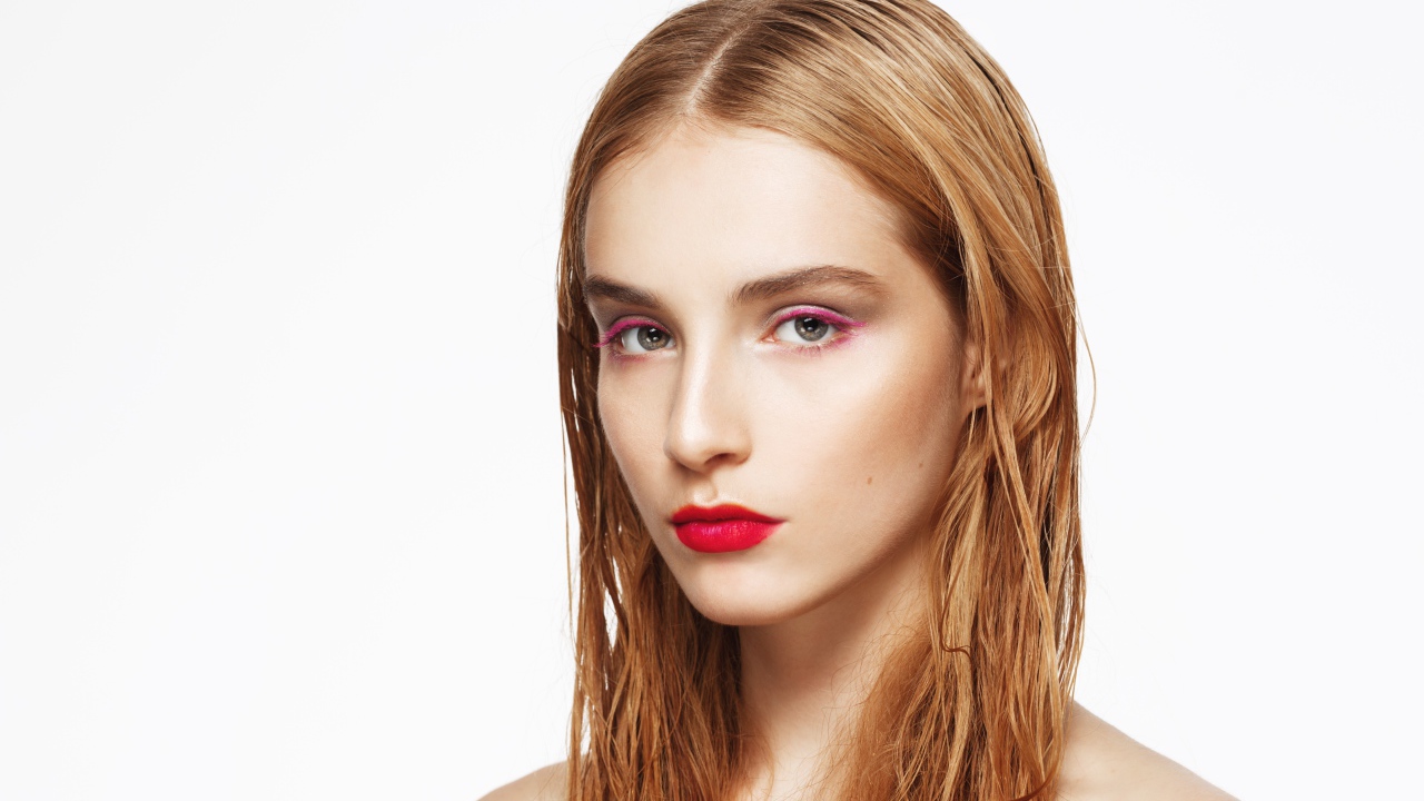 Девушка с мокрыми волосами с макияжем на лице