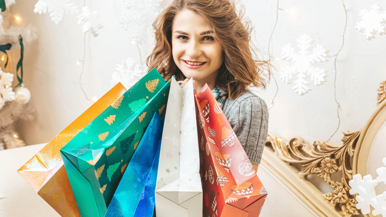 Счастливая девушка с покупками