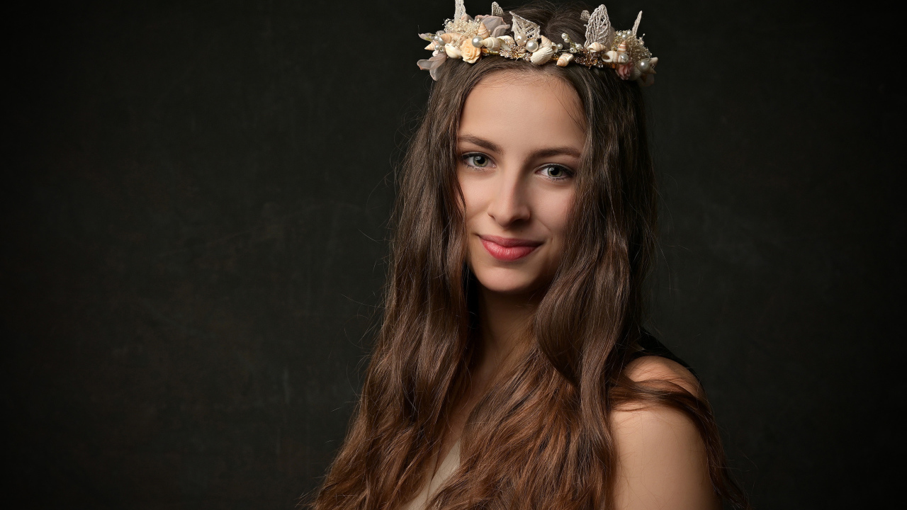 Длинноволосая девушка с украшением на голове 
