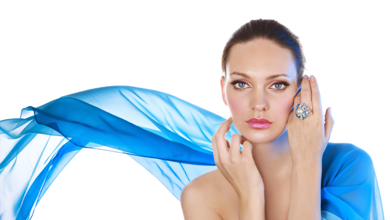 Настоящая девушка в голубой накидке на белом фоне