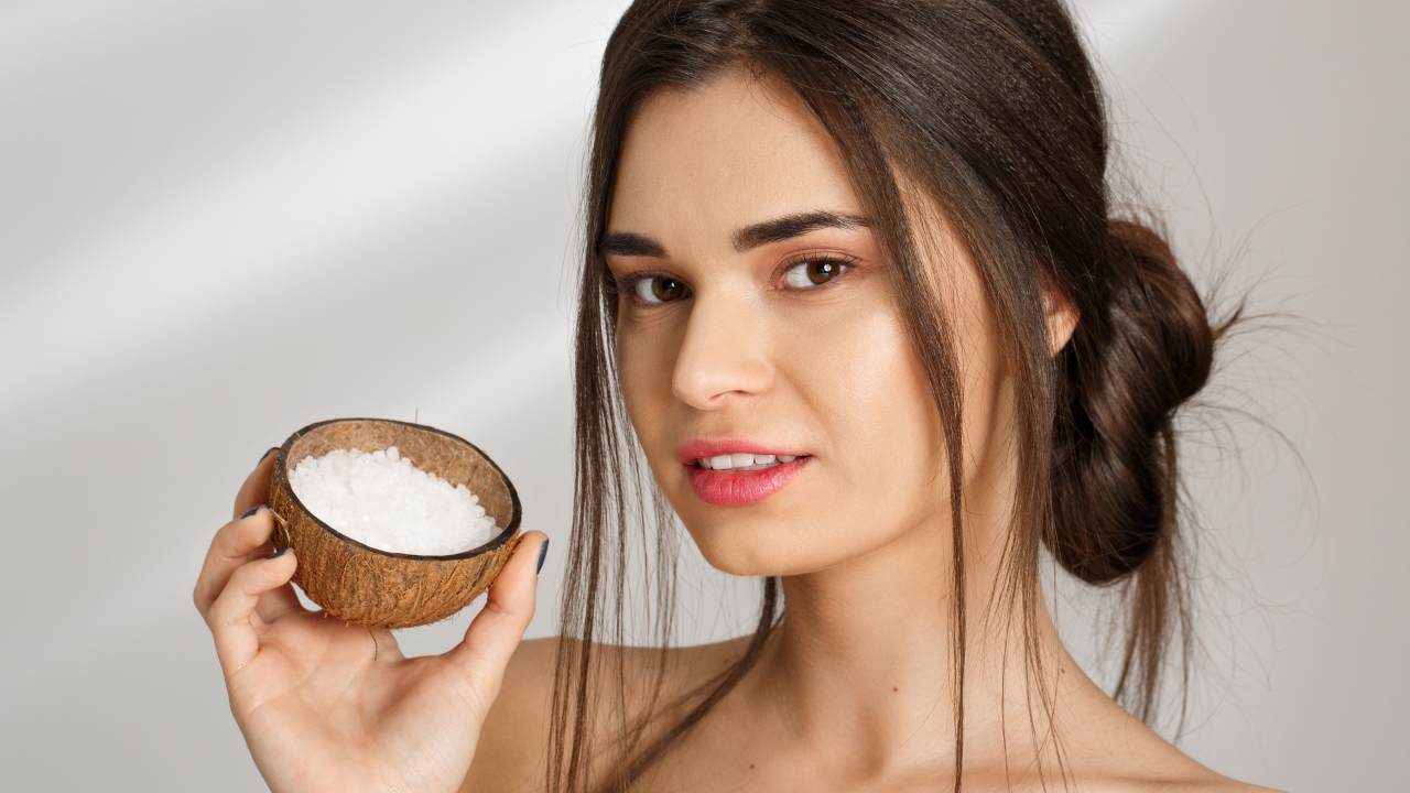 Настоящая девушка с морской солью в руке