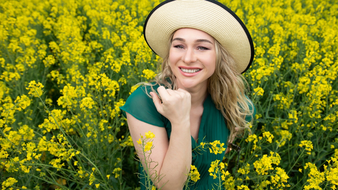 Улыбающаяся девушка в желтых цветах