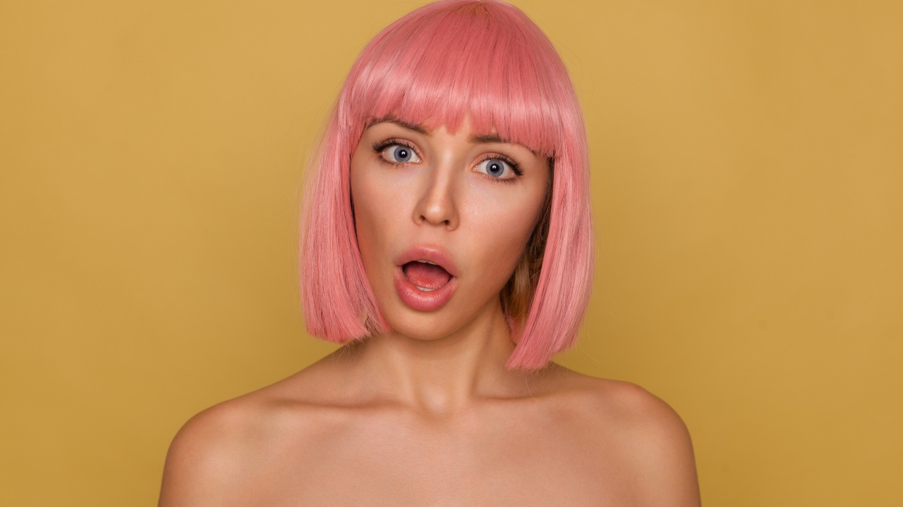 Удивленная девушка с розовыми волосами