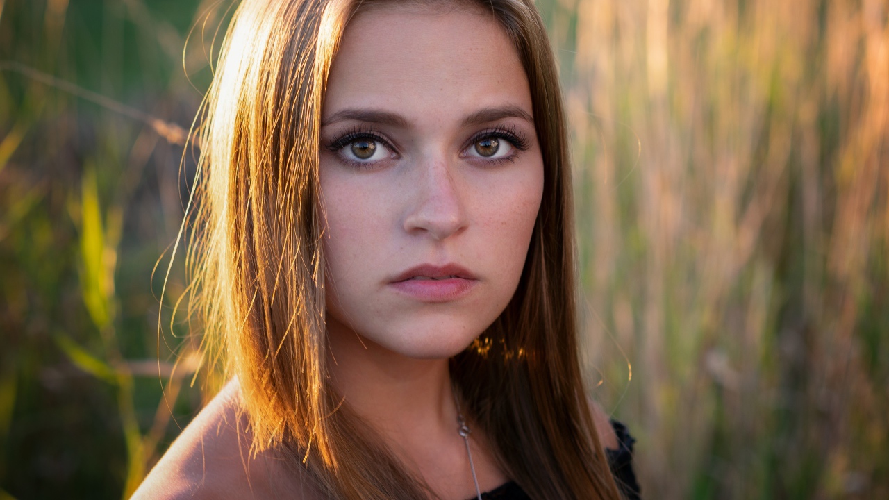 Солнце падает на волосы красивой девушки