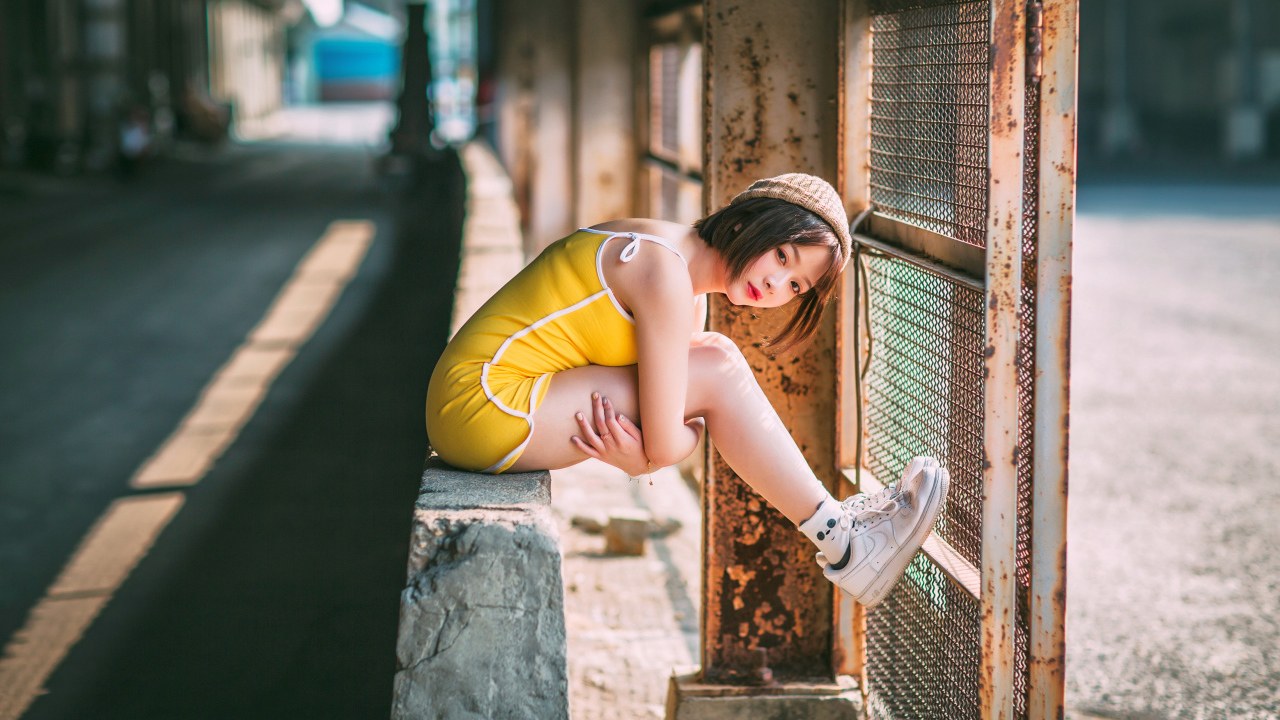 Молодая девушка азиатка сидит у сетки