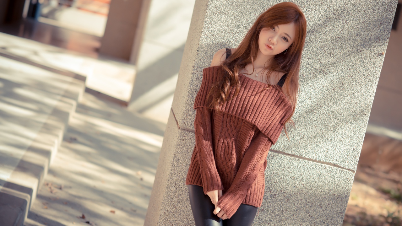 Молодая азиатка в коричневом свитере 