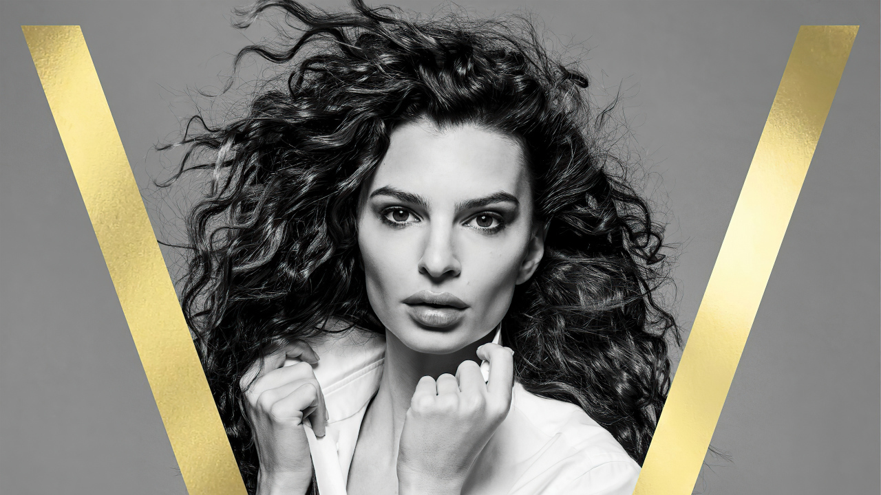 Красивая американская модель Эмили Ратаковски на сером фоне