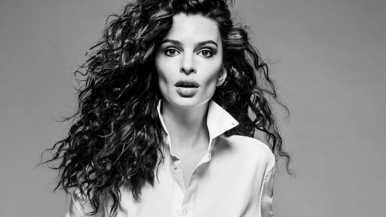 Красивая девушка Эмили Ратаковски на сером фоне