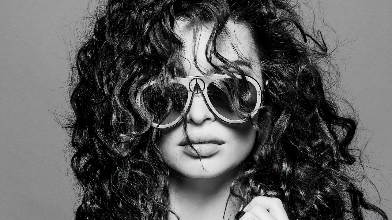 Модель Эмили Ратаковски в очках на сером фоне