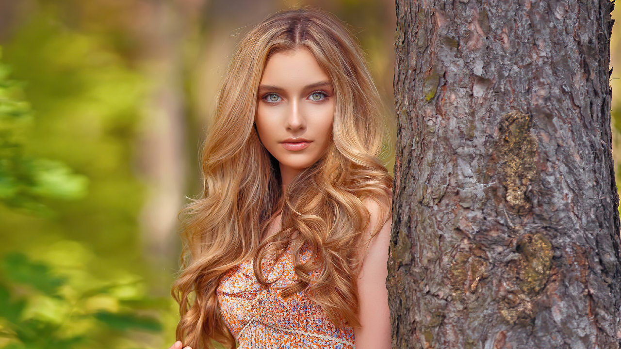 Молодая девушка модель Александра Ленарчук