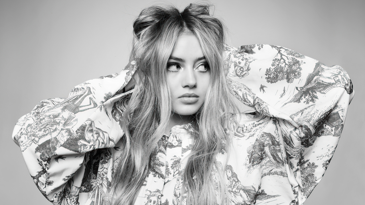 Молодая девушка модель Лени Клум на сером фоне