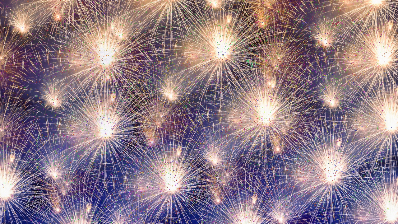 Яркий праздничный салют в небе 