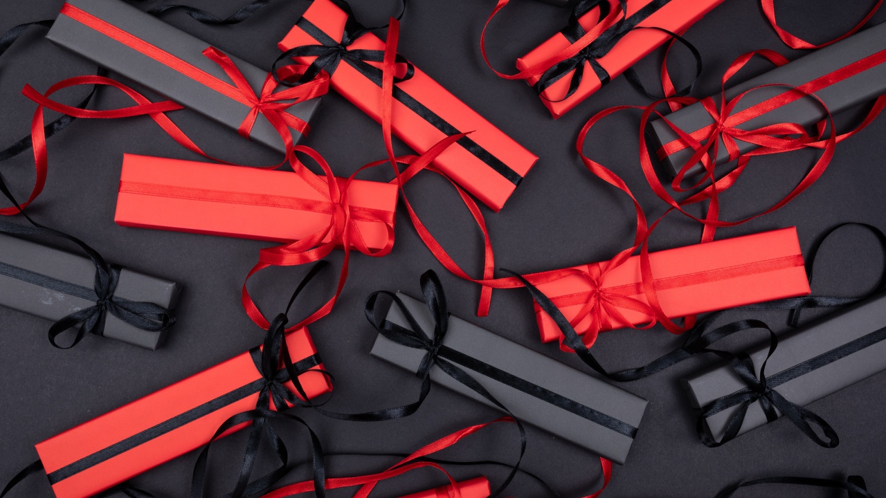 Красные и черные подарочные коробки с лентами 
