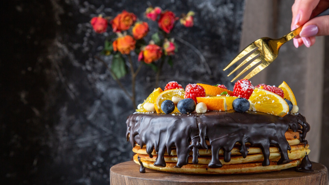 Блинный торт с шоколадом  и ягодами на Масленицу