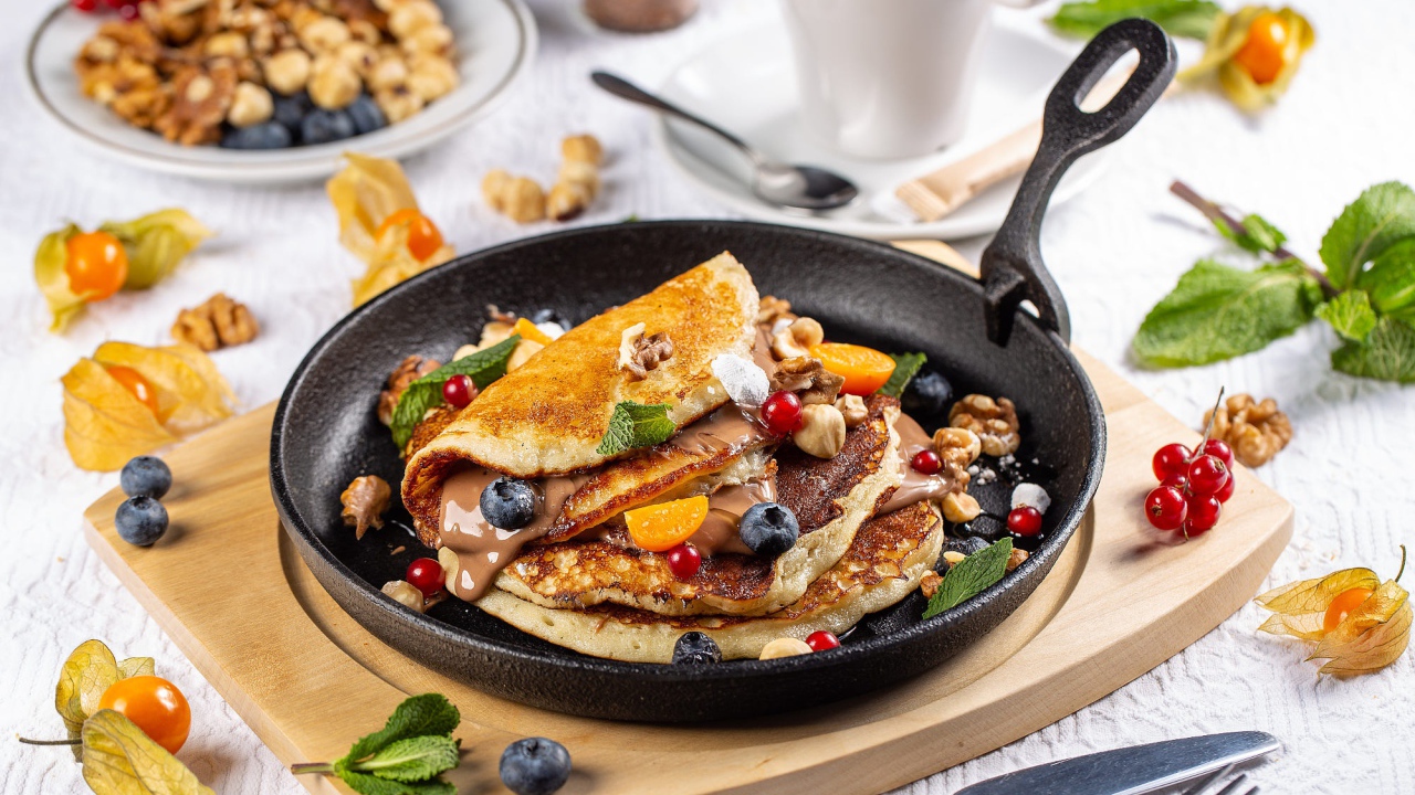 Сладкие блины с ягодами и шоколадной пастой на Масленицу