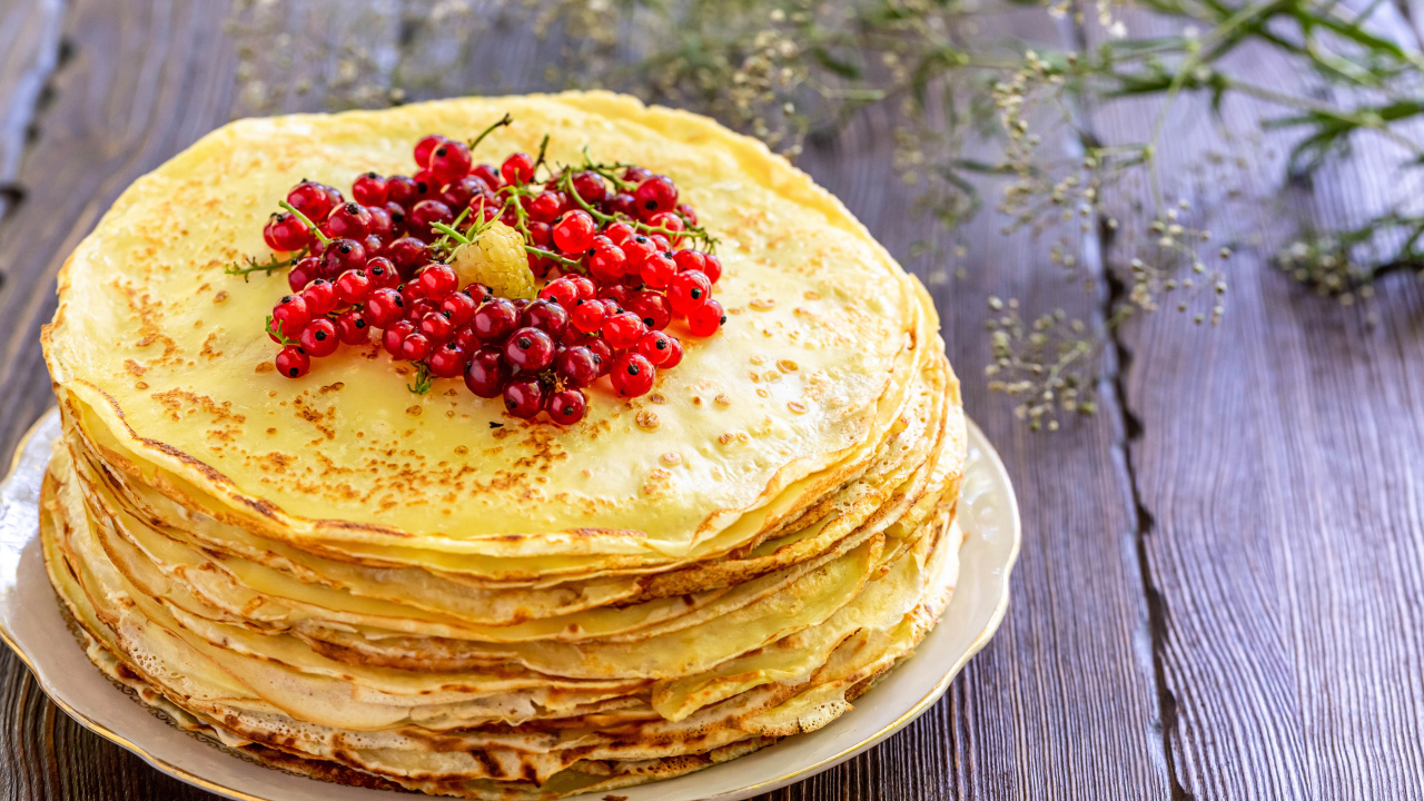 Тонкие блинчики с ягодами красной смородины на Масленицу 