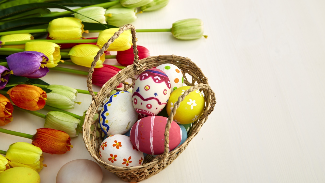 Корзина крашеных яиц с букетом тюльпанов