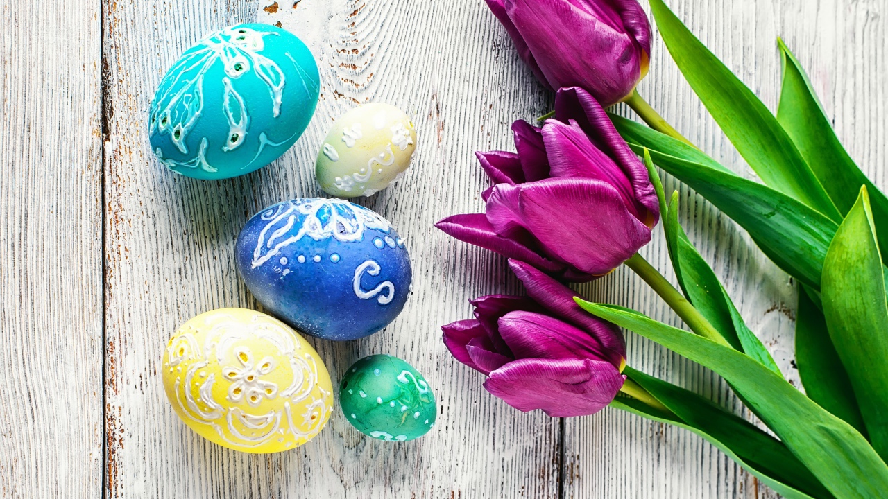 Красивые расписные яйца  с тюльпанами на Пасху