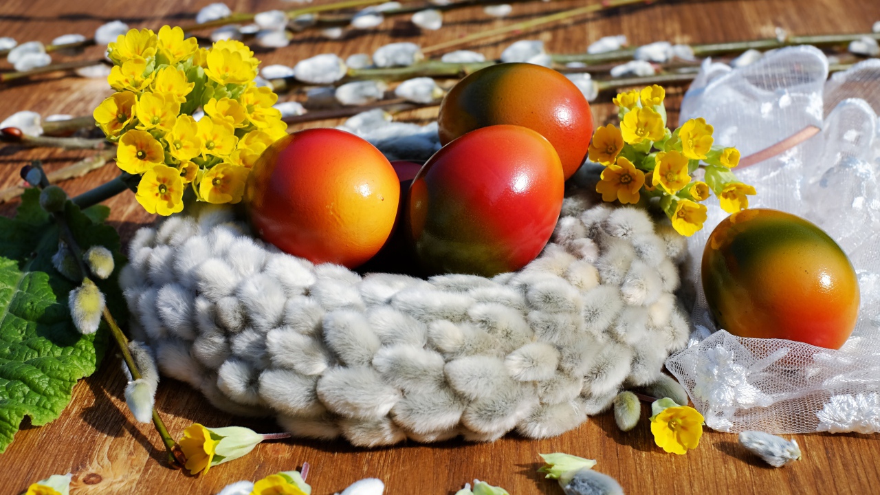 Яркие крашеные яйца с желтыми цветами и вербой на Пасху