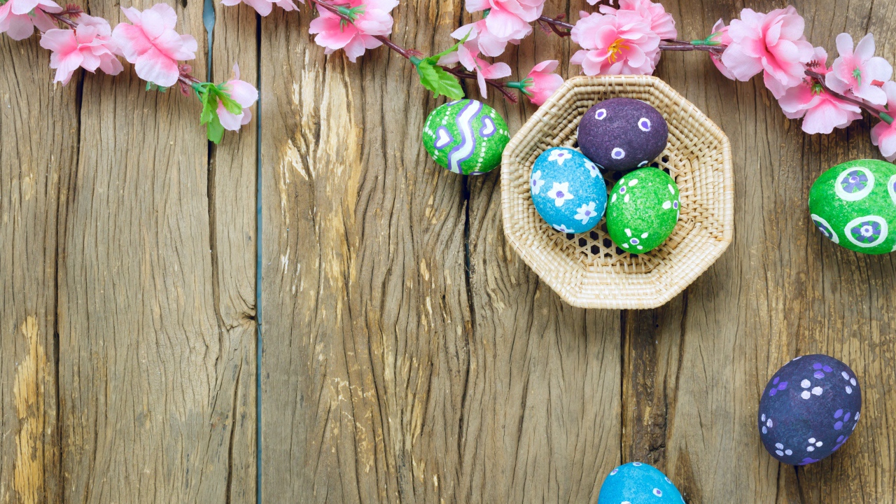 Яркие разноцветные яйца с розовыми цветами на Пасху