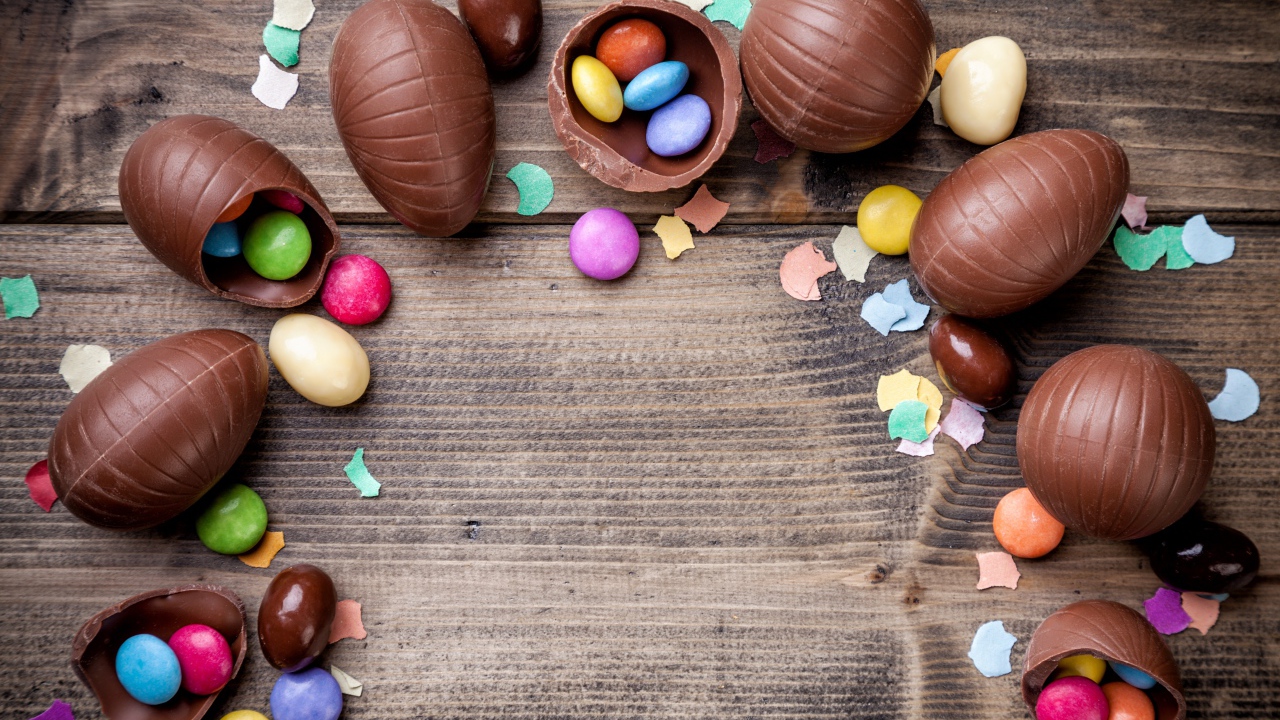 Шоколадные яйца с разноцветными конфетами на Пасху