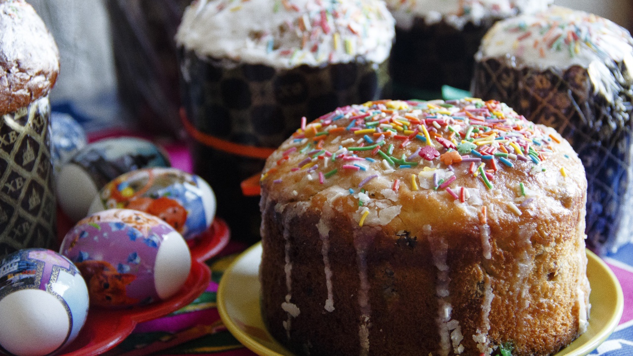 Свежая пасхальная выпечка на столе на праздник