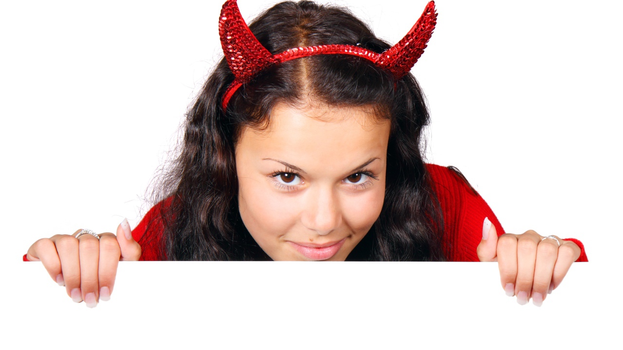 Жгучая чертовка на белом фоне на Хэллоуин