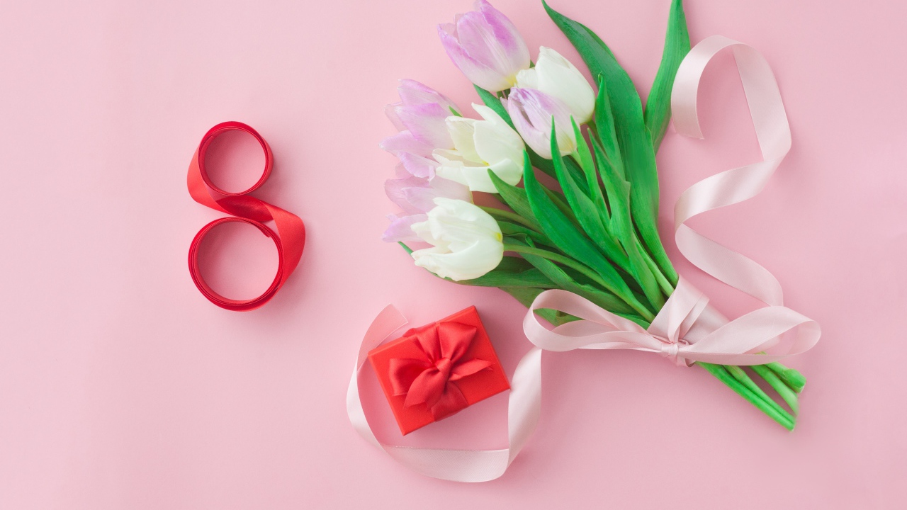 Букет розовых тюльпанов и подарок с лентами на международный женский день