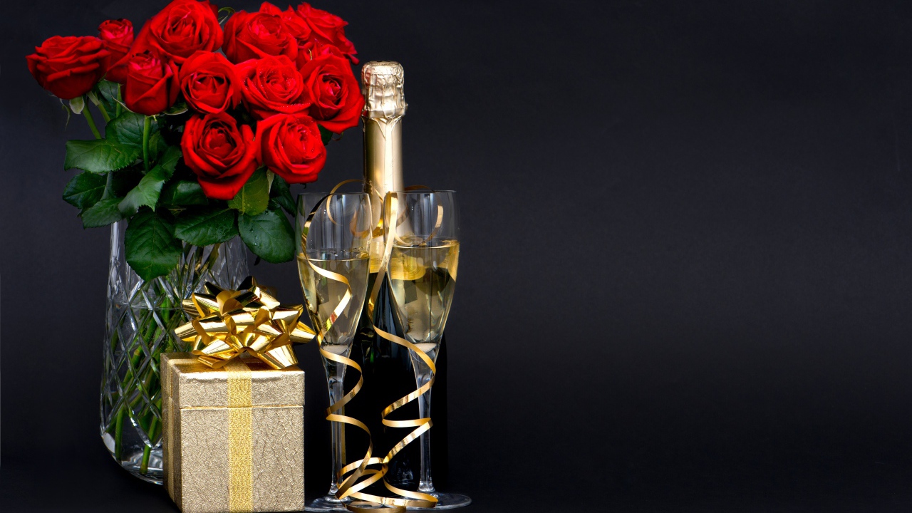 Букет красных роз, подарок и шампанское на 8 марта