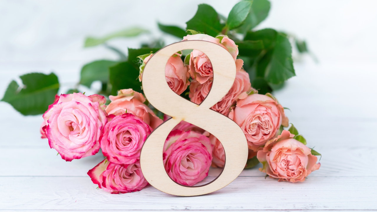 Букет роз на белом фоне на Международный женский день 8 марта