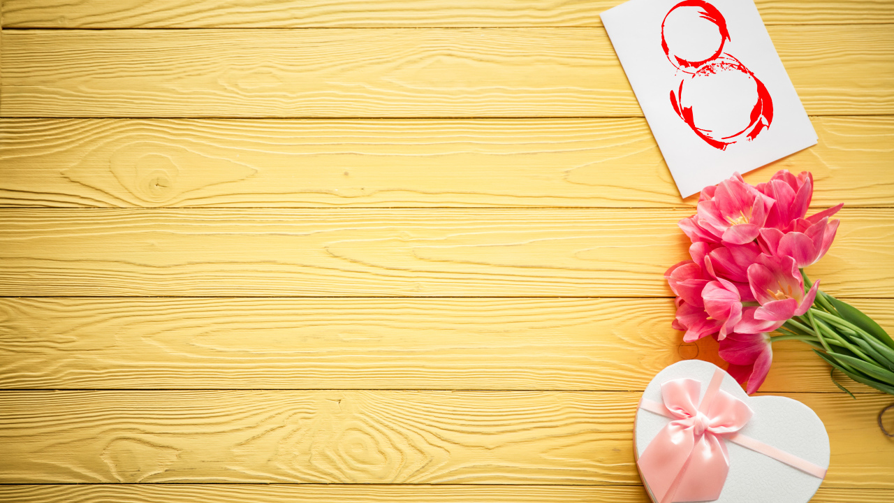 Букет тюльпанов и подарок фон для открытки на 8 марта