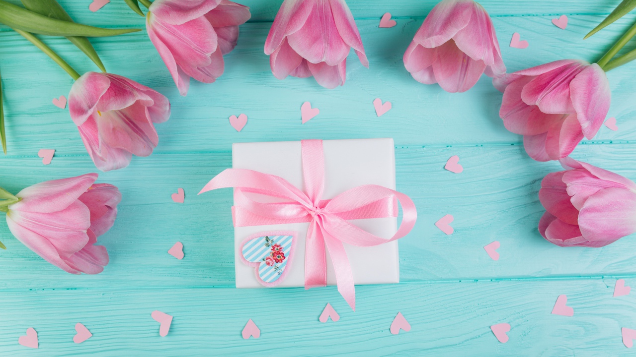 Розовые тюльпаны с подарком на голубом фоне на 8 марта