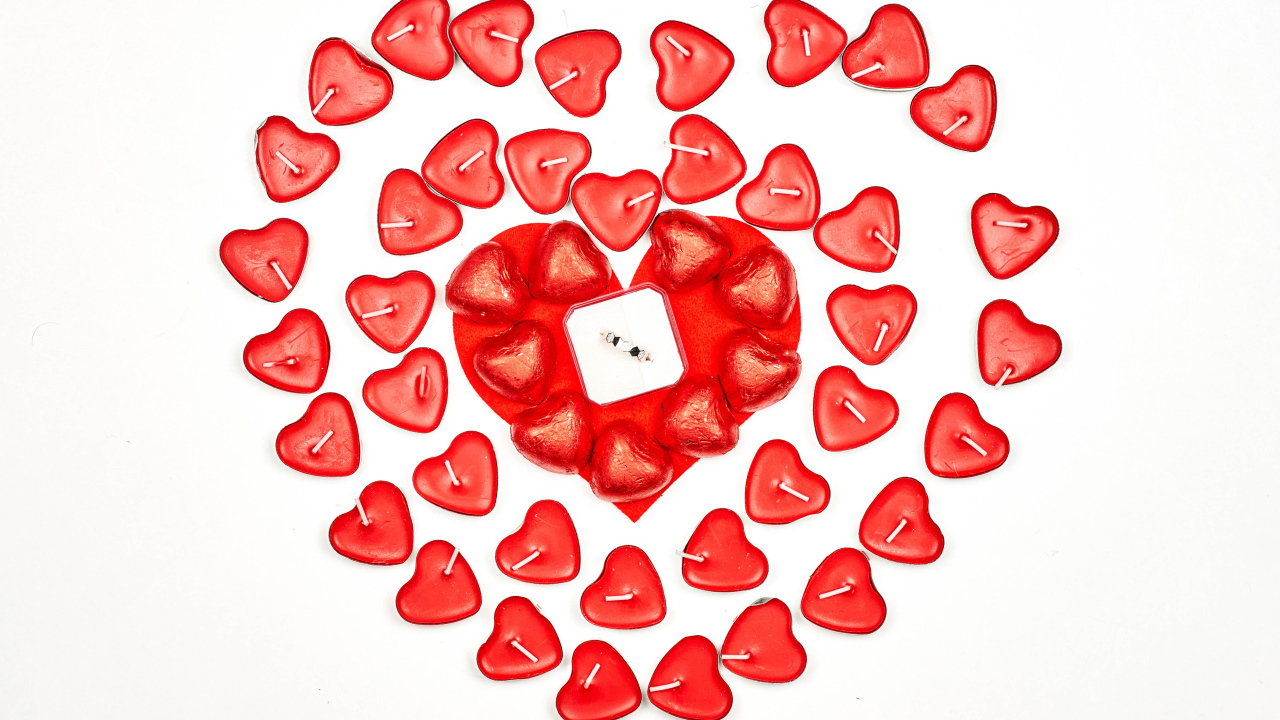 Кольцо для любимой и свечи на белом фоне подарок на День Святого Валентина