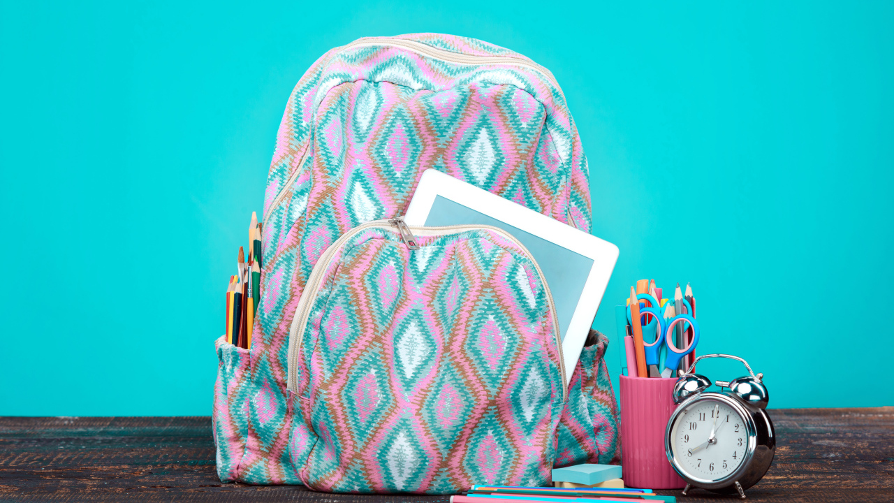 Рюкзак, будильник и канцелярские предметы для школы
